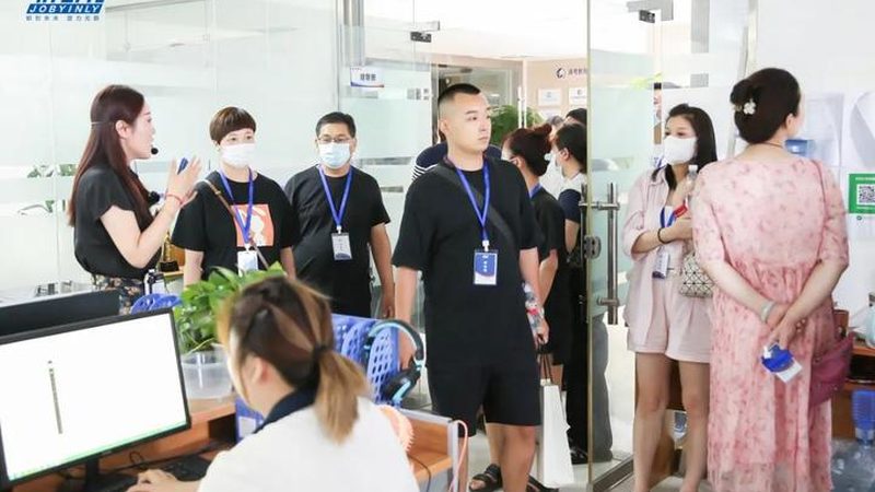 在翻译过程中，要注意语言规范，避免出现中式英语。以下是一些常见的中式英语表达：